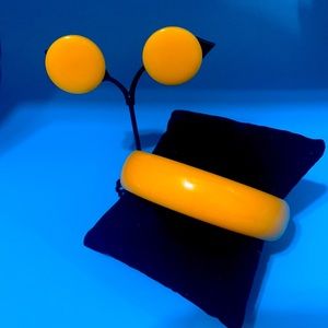 Vintage Bakelite Bracelet and clip on Button Earrings